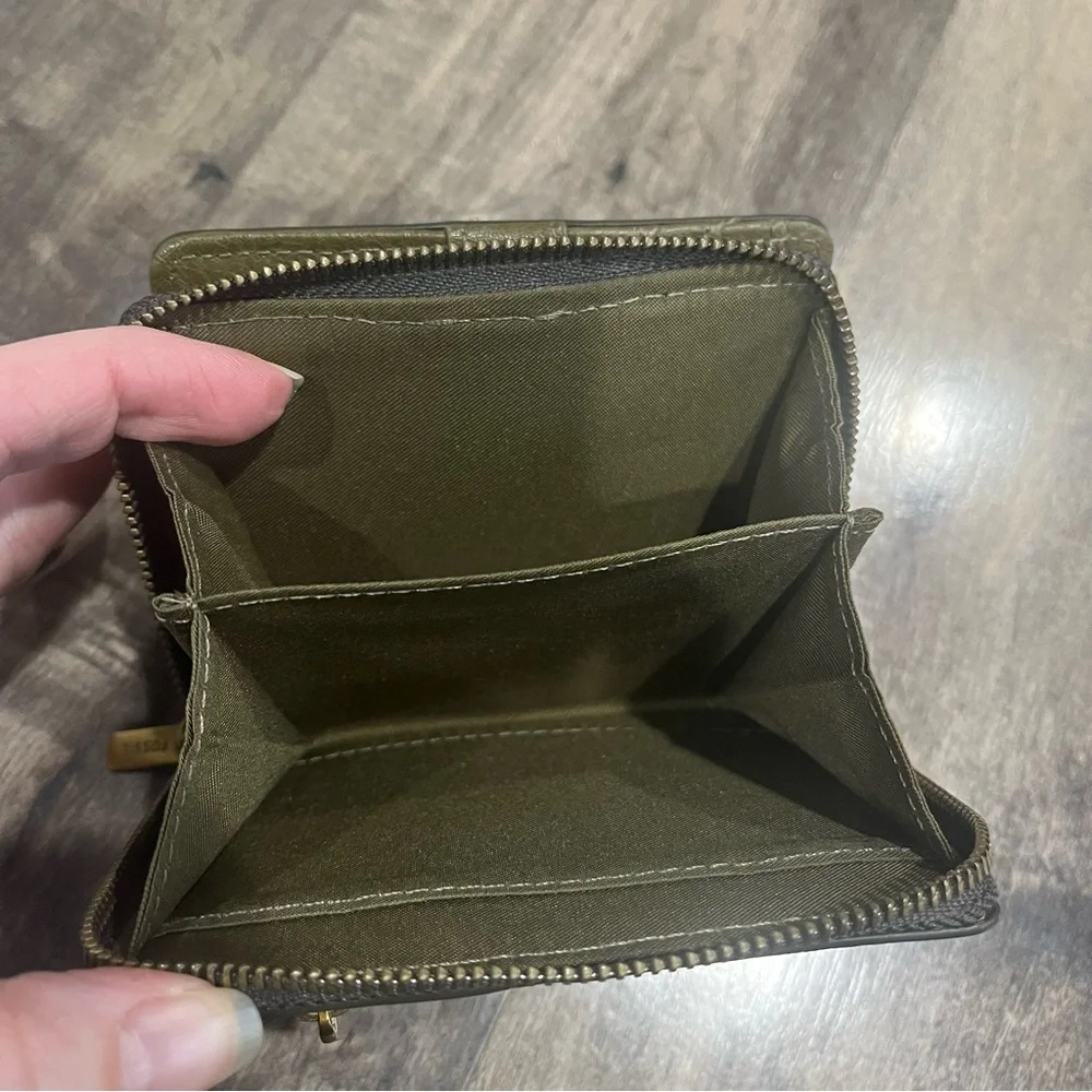 Fossil  Women's Logan Small RFID Bifold leather Olive Green wallet - Picture 5 of 8
